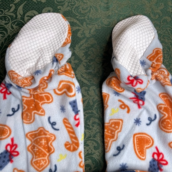 NWT 24m Gingerbread cutout cookies footie matching family pajamas sleeper unisex - Picture 3 of 6